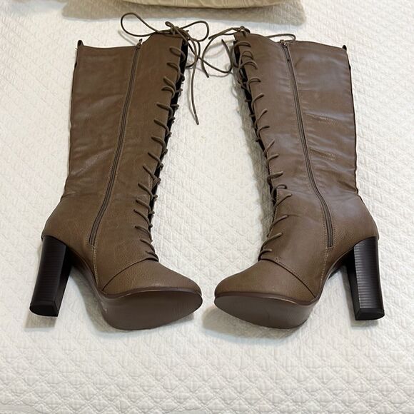 Venus Knee-High Lace Up Boots. Size 8 1/2 - Picture 3 of 6